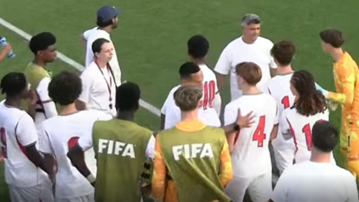 لقطة من مباراة إنجلترا وإيرلندا في كأس العالم تحت 15 عامًا بعد إيقافها بسبب اتهام بالعنصرية