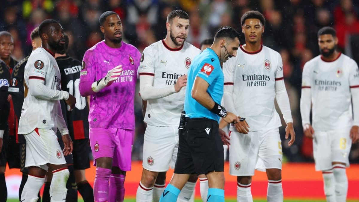 مايك ماينيان حارس ميلان يغادر الملعب بعد طرده أمام بورنموث في الدوري الأوروبي