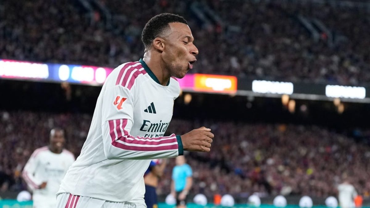 كيليان مبابي يحتفل بعد تسجيله ثنائية في الكلاسيكو مع ريال مدريد أمام برشلونة