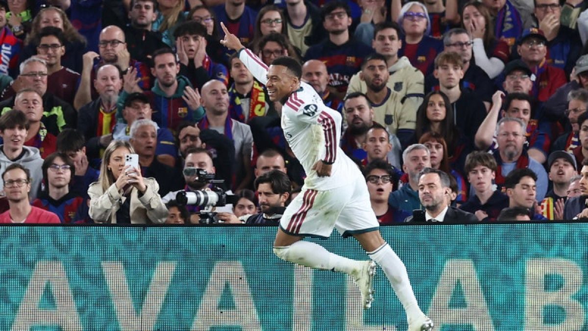 كيليان مبابي يحتفل بعد تسجيله في الكلاسيكو بين برشلونة وريال مدريد في الدوري الإسباني