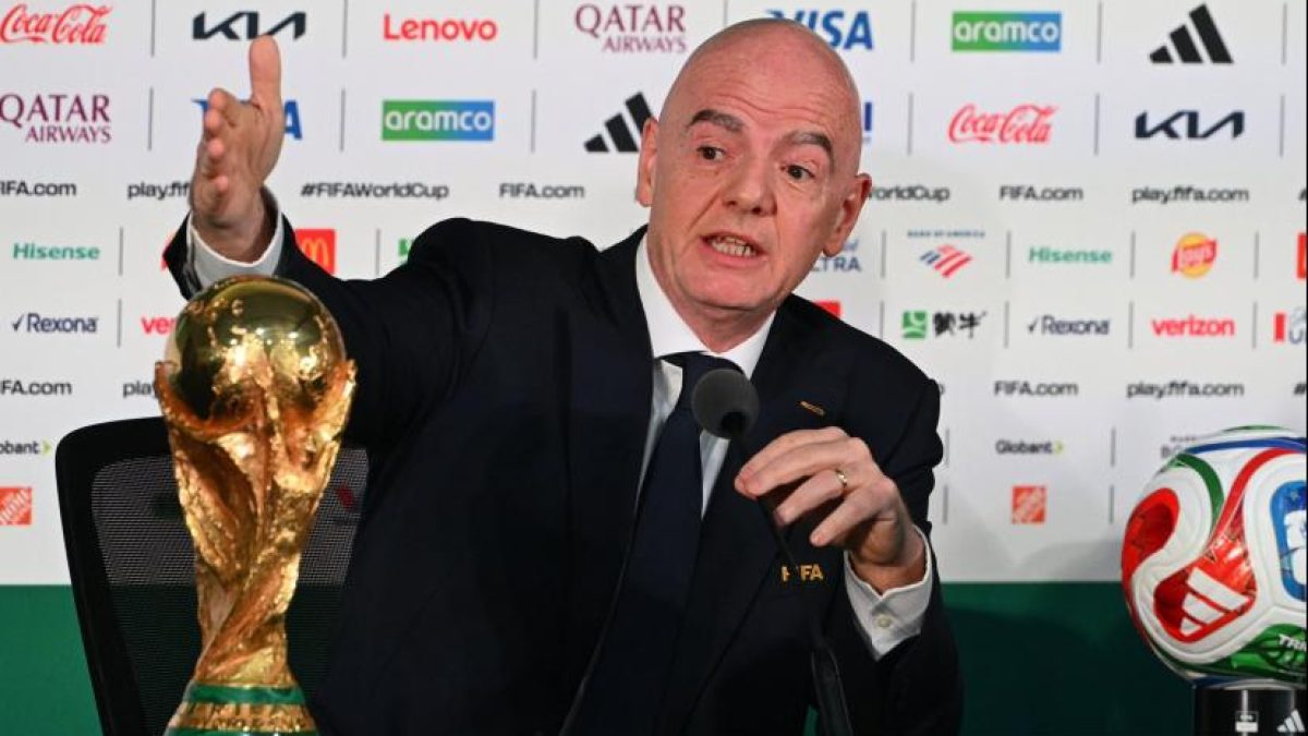كرة قدم مع شعار كأس العالم وإشارة إلى ارتفاع عائدات التذاكر في مونديال 2026