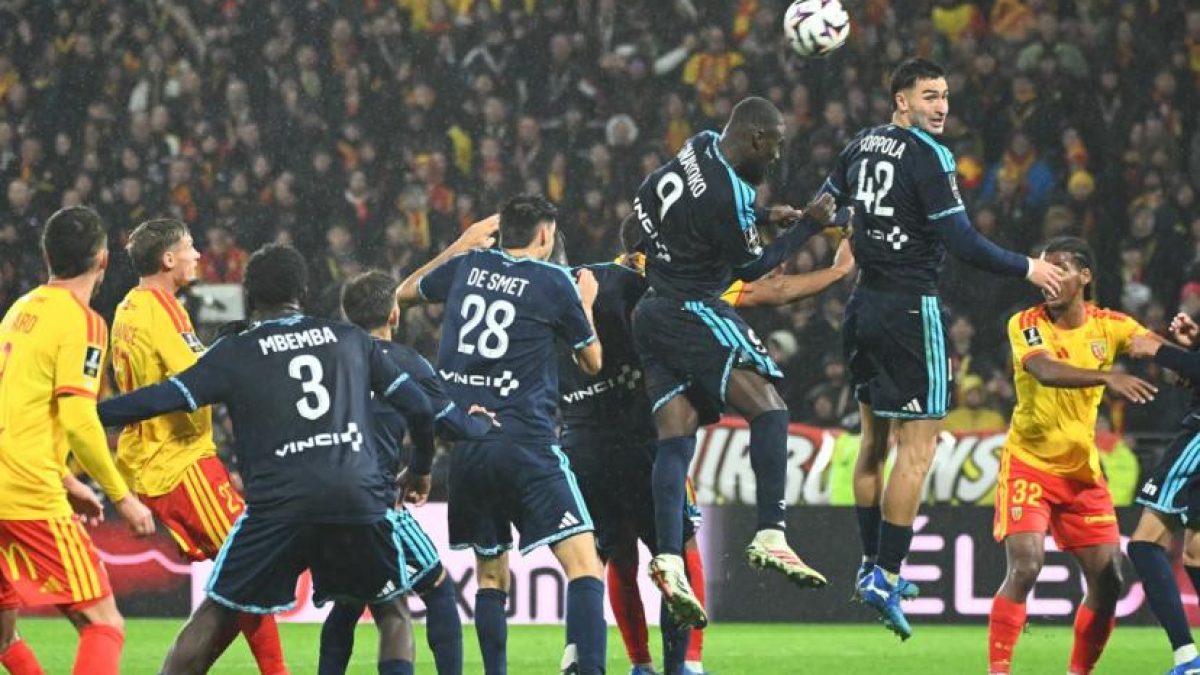 Lens and Paris FC players contesting a Ligue 1 match at Bollaert